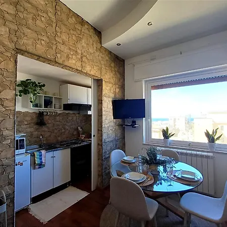 Apartment Chic With Sea View